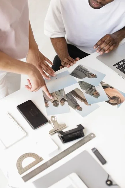 Une vue à plat d’éléments de branding avec des palettes de couleurs et des documents de planification stratégique sur une surface en béton.